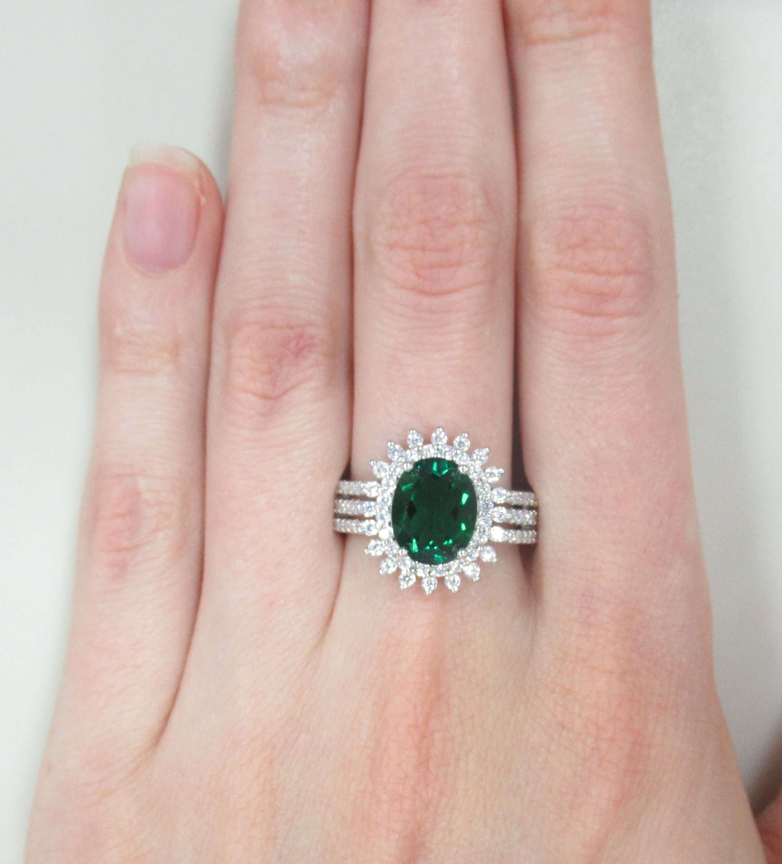 Серебряное кольцо с выращенным изумрудом